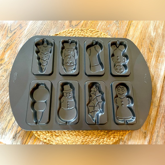 Wilton Other - FREE Wilton Christmas Cake Pop Pan♥️🎄